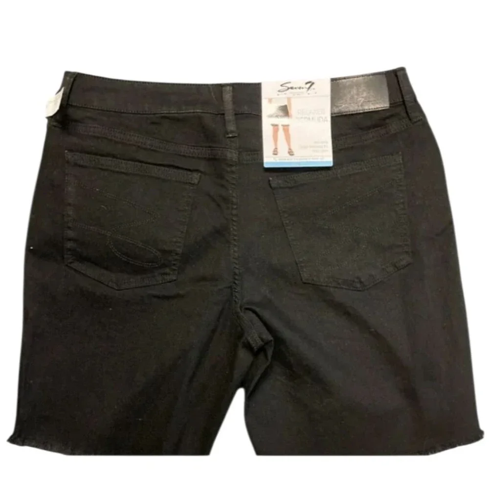 Seven7 Women's Mid Rise Relaxed Fit Fray Hem Bermuda Short - NWT